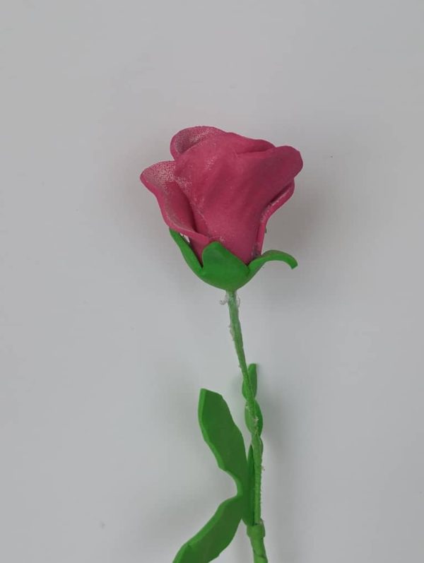 un botón de rosa rosado